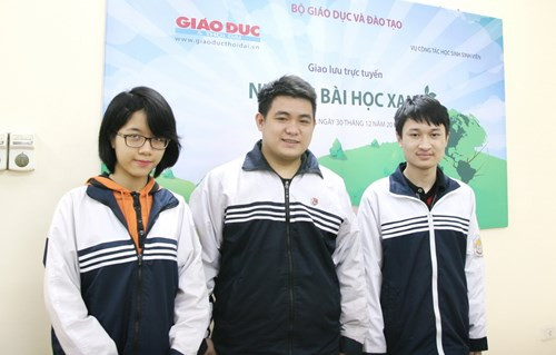 Nhóm học sinh Huyền, Sơn, Hùng - Trường THPT Kim Liên (HN).