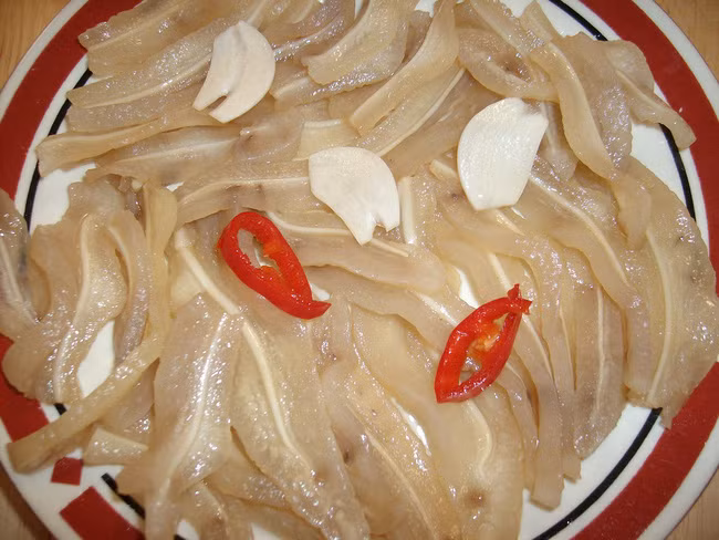 Để có được món tai heo ngon đúng điệu, khâu quan trọng của món ăn này chính là khử mùi hôi của tai heo. (Ảnh: Internet)