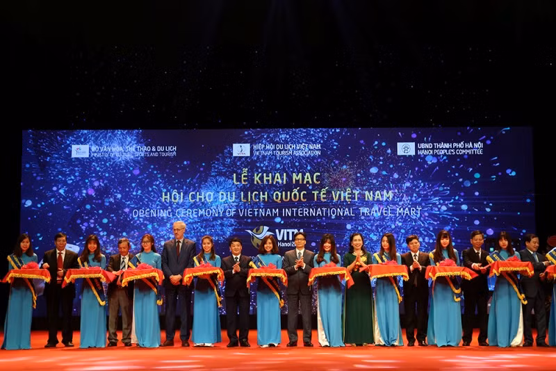 Phó Thủ tướng Vũ Đức Đam và lãnh đạo các bộ, ngành, đại diện tổ chức quốc tế... cắt băng khai mạc Hội chợ