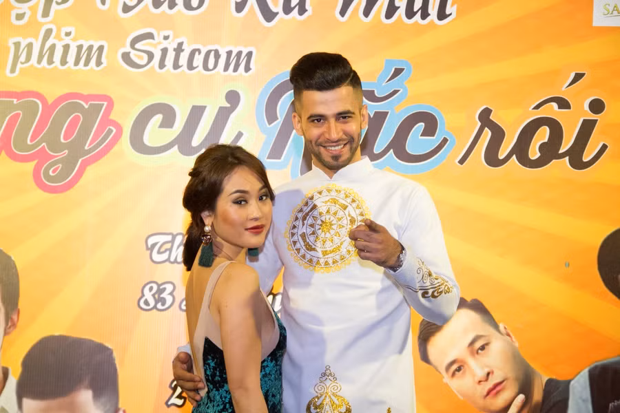 Diễm Hằng cùng diễn viên Saleem, nam chính trong phim sitcom “Chung cư rắc rối”
