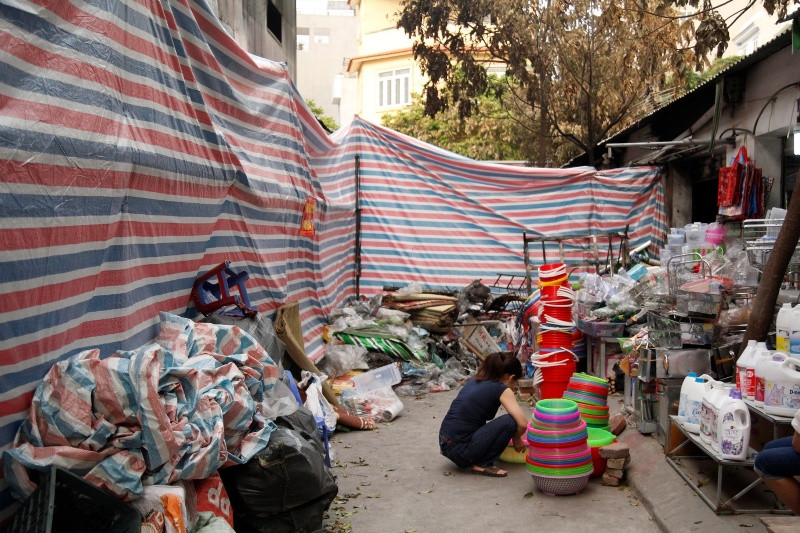 Hàng hóa ngổn ngang được các tiểu thương dọn dẹp