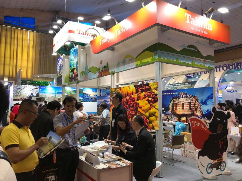 Khách hàng tìm hiểu thông tin du lịch tại gian trưng bày của Đài Loan