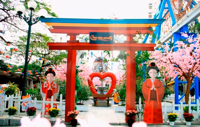 Không khí lễ hội phương Đông đậm nét ngay từ cổng vào Công viên