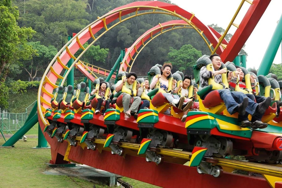 Du khách tham tham trải nghiệm tàu lượn siêu tốc nghiêng (tilt roller coaster) tại khu vui chơi Lihpao ở Đài Bắc