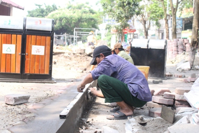 Đoạn vỉa hè cuối cùng đang hoàn thiện