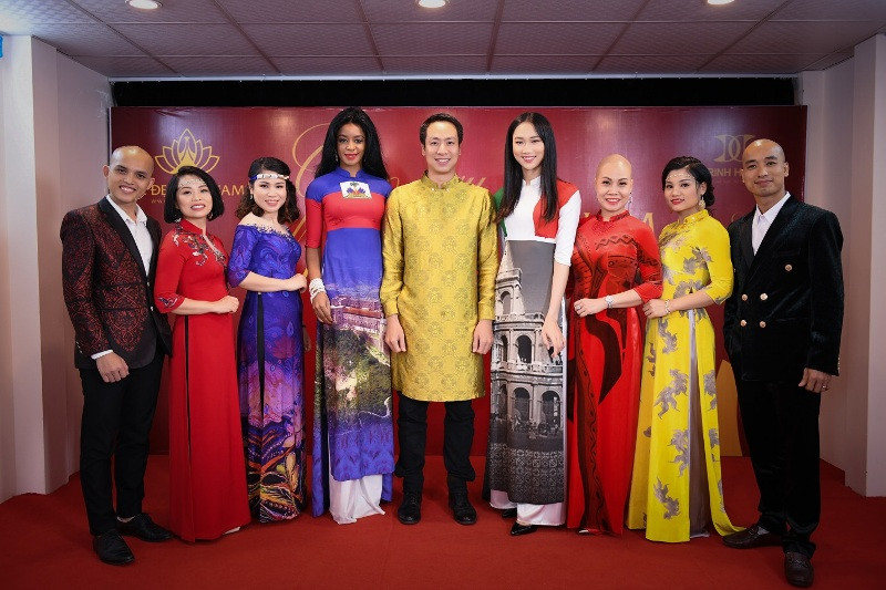 Phu nhân Đại sứ Hati tại Việt Nam (thứ tư từ trái sang), đạo diễn Quang Tú (đứng giữa), Hoa hậu Thủy Tiên (thứ tư từ phải sang) cùng dàn người mẫu doanh nhân tại họp báo Phu nhân Đại sứ Hati tại Việt Nam (thứ tư từ trái sang), đạo diễn Quang Tú (đứng giữa), Hoa hậu Thủy Tiên (thứ tư từ phải sang) cùng dàn người mẫu doanh nhân tại họp báo