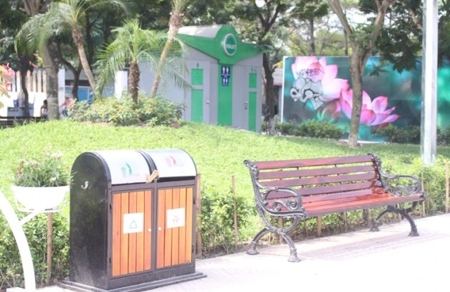 Các thùng rác và vệ sinh công cộng đã được bày trí ở quanh hồ