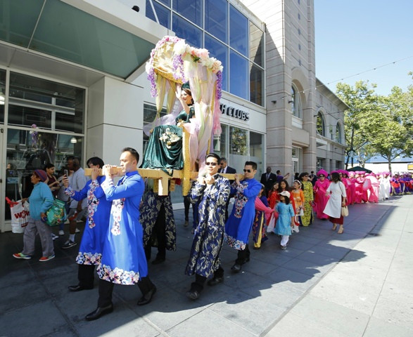 Hình ảnh rước Mẹ Âu Cơ với sự tham gia của đông đảo bà con Kiều bào