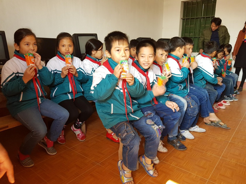 Các em HS Tiểu học tại Thái Bình tham gia trải nghiệm sản phẩm của Đề tài