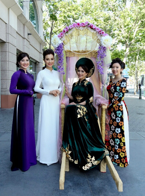 Mô phỏng hình ảnh Mẹ Âu Cơ với các con từ 3 miền Bắc - Ttrung - Nam hội tụ