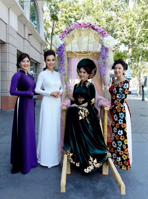 Mô phỏng hình ảnh Mẹ Âu Cơ với các con từ 3 miền Bắc - Ttrung - Nam hội tụ