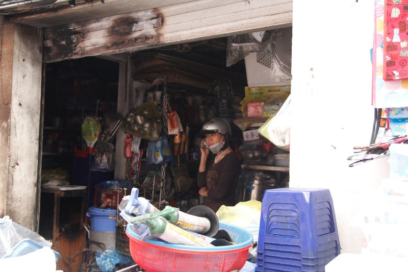 Những mặt hàng còn có thể kinh doanh được bày ra trước ki ốt, còn trong vẫn ngổn ngang đúng kiểu... như cháy nhà