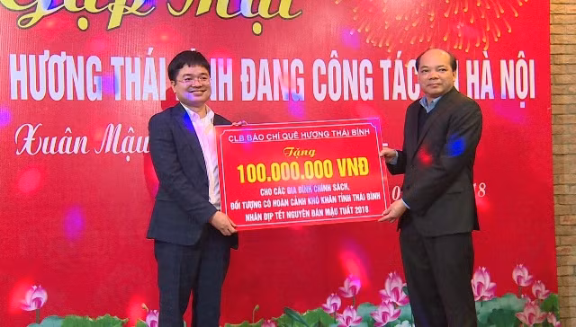 Đại diện CLB trao số tiền ủng hộ các hộ gia đình chính sách, hộ nghèo có hoàn cảnh đặc biệt khó khăn trên địa bàn tỉnh
