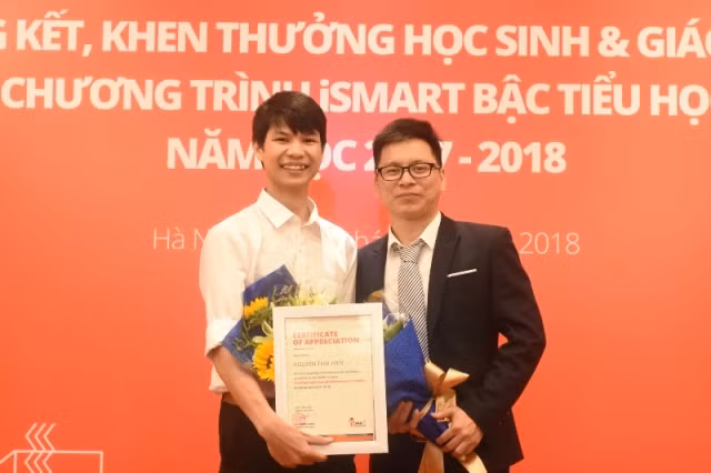 Khen thưởng giáo viên có thành tích xuất sắc trong thời gian thực hiện thí điểm chương trình iSMART