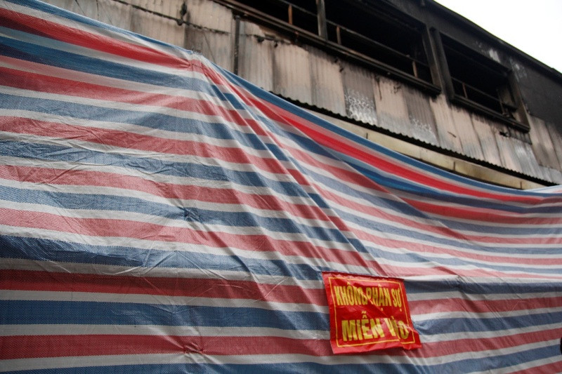 Bạt quây kín từ cổng chợ cho đến các dãy ki ốt bị lửa tàn phá