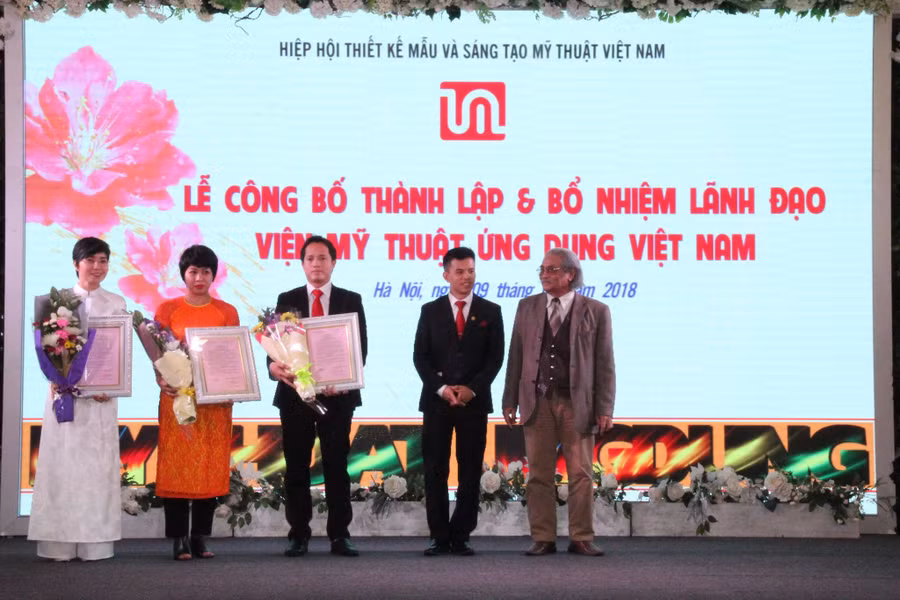 Lãnh đạo Viện Mỹ thuật ứng dụng Việt Nam nhận quyết định thành lập và bổ nhiệm 