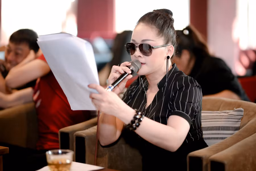 Giọng ca “Người tình mùa đông” cẩn thận xem lại bản phối khí của ca khúc sẽ trình diễn trong liveshow tối nay