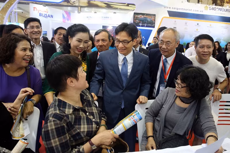 Phó Thủ tướng Vũ Đức Đam trao đổi với người dân đến tham quan, tìm hiểu thông tin du lịch tại Hội chợ