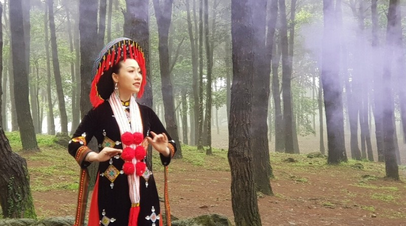 Hiền Anh thả hồn trong một cảnh quay của MV