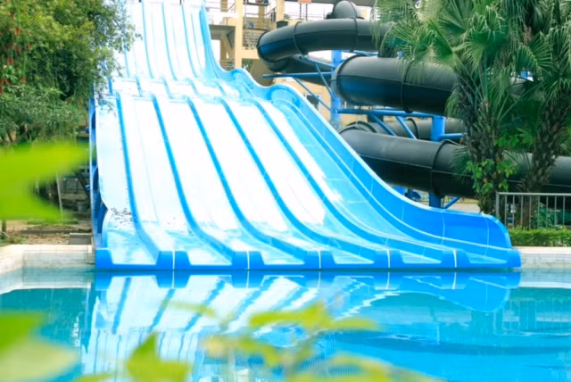 Hệ thống “Đường trượt đa làn” đang dần được hoàn thiện, dự kiến sẽ đưa vào hoạt động vào tháng 4/2018, trong dịp mở cửa Công viên Nước Hồ Tây chào hè 2018