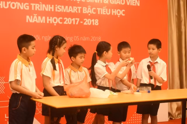 Nhóm HS học chương trình STEM trình bày dự án Năng lượng gió trong khuôn khổ hội nghị
