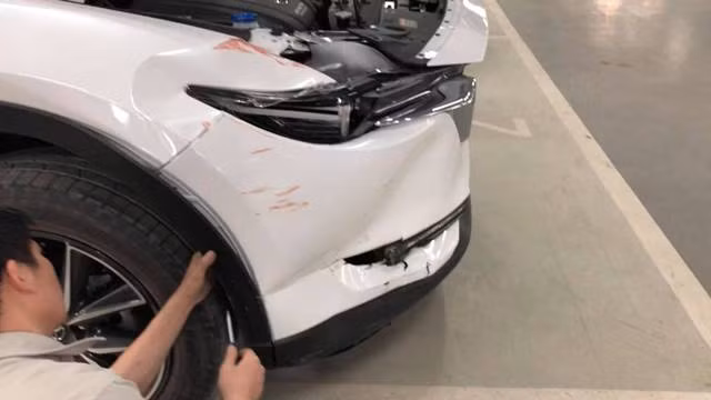 Chiếc xe anh Sáng lái thử được đưa vào xưởng kiểm tra ngay sau khi gặp sự cố