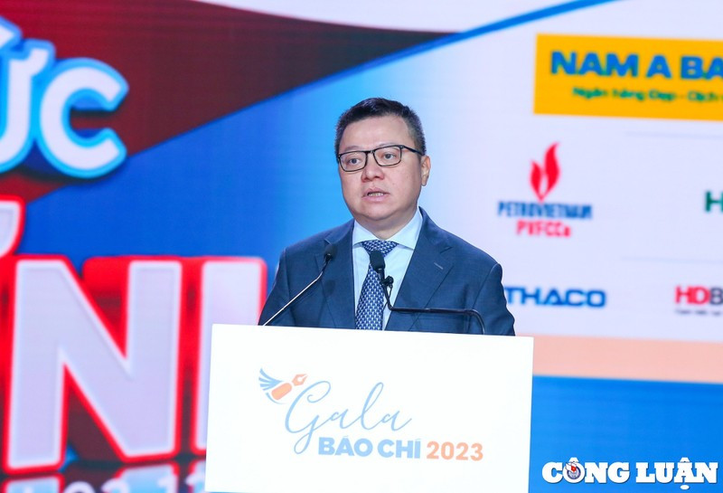 Ông Lê Quốc Minh chia sẻ: "Ở Giải ảnh “Khoảnh khắc Báo chí” chúng tôi thấy được sự dấn thân vào gian khó, xung kích nơi hiểm nguy của người làm báo tận tâm, tinh tế và trách nhiệm với nghề". Ông Lê Quốc Minh chia sẻ: "Ở Giải ảnh “Khoảnh khắc Báo chí” chúng tôi thấy được sự dấn thân vào gian khó, xung kích nơi hiểm nguy của người làm báo tận tâm, tinh tế và trách nhiệm với nghề".