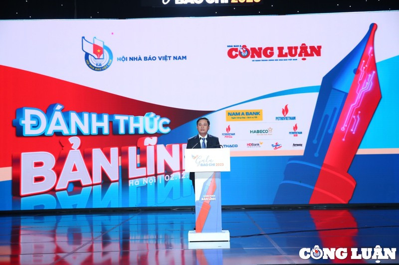 Nhà báo Lê Trần Nguyên Huy phát biểu khai mạc Chương trình. Nhà báo Lê Trần Nguyên Huy phát biểu khai mạc Chương trình.