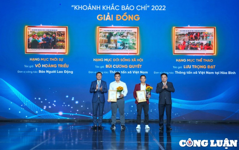 Ông Nguyễn Đức Lợi - Nguyên Ủy viên Trung ương Đảng, Phó Chủ tịch Thường trực Hội Nhà báo Việt Nam và ông Phạm Mạnh Hùng - Phó Tổng Giám đốc Đài Tiếng nói Việt Nam trao Giải Bạc 3 hạng mục cho các tác giả có tác phẩm đoạt giải. Ông Nguyễn Đức Lợi - Nguyên Ủy viên Trung ương Đảng, Phó Chủ tịch Thường trực Hội Nhà báo Việt Nam và ông Phạm Mạnh Hùng - Phó Tổng Giám đốc Đài Tiếng nói Việt Nam trao Giải Bạc 3 hạng mục cho các tác giả có tác phẩm đoạt giải.
