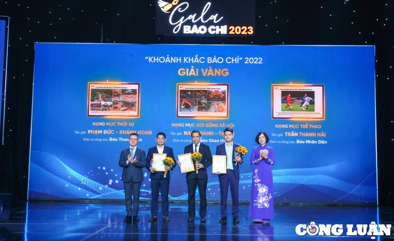 Ông Lê Quốc Minh - Ủy viên Trung ương Đảng, Tổng Biên tập báo Nhân Dân, Phó Trưởng ban Tuyên giáo Trung ương, Chủ tịch Hội Nhà báo Việt Nam và bà Vũ Việt Trang - Ủy viên Đảng Đoàn, Ủy viên Ban Thường vụ Hội Nhà báo Việt Nam, Tổng Giám đốc Thông tấn xã Việt Nam và trao Giải Vàng cho các tác giả của 3 hạng mục. Ông Lê Quốc Minh - Ủy viên Trung ương Đảng, Tổng Biên tập báo Nhân Dân, Phó Trưởng ban Tuyên giáo Trung ương, Chủ tịch Hội Nhà báo Việt Nam và bà Vũ Việt Trang - Ủy viên Đảng Đoàn, Ủy viên Ban Thường vụ Hội Nhà báo Việt Nam, Tổng Giám đốc Thông tấn xã Việt Nam và trao Giải Vàng cho các tác giả của 3 hạng mục.