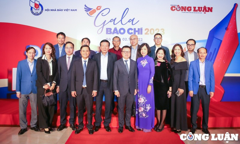 Các đại biểu chụp ảnh lưu niệm. Các đại biểu chụp ảnh lưu niệm.