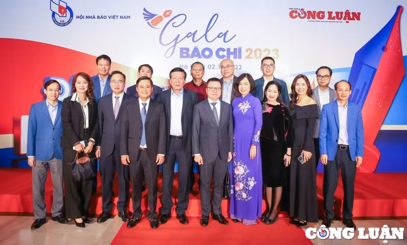 Các đại biểu chụp ảnh lưu niệm.