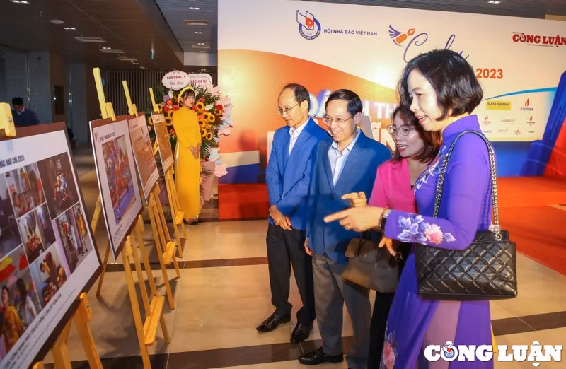 Các đại biểu hào hứng trao đổi, bày tỏ tình cảm với các tác phẩm ảnh.