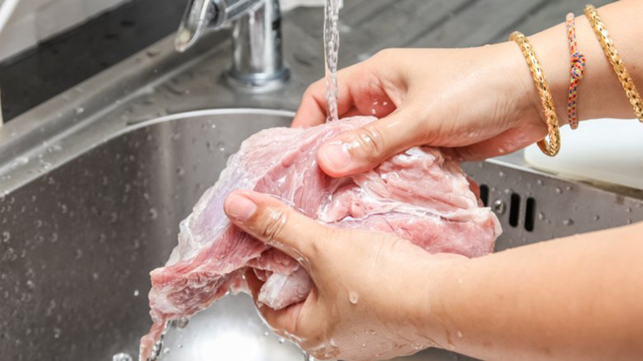 Việc rửa thịt hoặc gia cầm sống sẽ không làm sạch hoặc tiêu diệt hầu hết các vi khuẩn có hại. (Ảnh: ITN) Việc rửa thịt hoặc gia cầm sống sẽ không làm sạch hoặc tiêu diệt hầu hết các vi khuẩn có hại. (Ảnh: ITN)