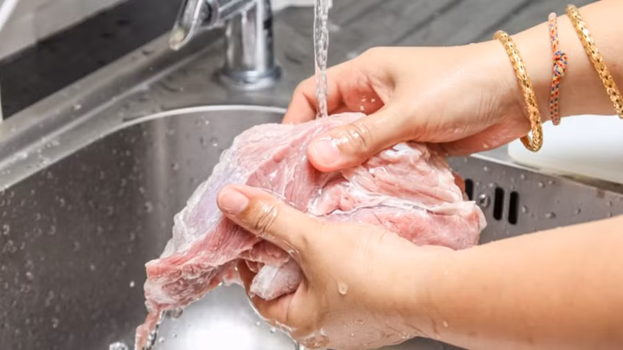 Việc rửa thịt hoặc gia cầm sống sẽ không làm sạch hoặc tiêu diệt hầu hết các vi khuẩn có hại. (Ảnh: ITN)