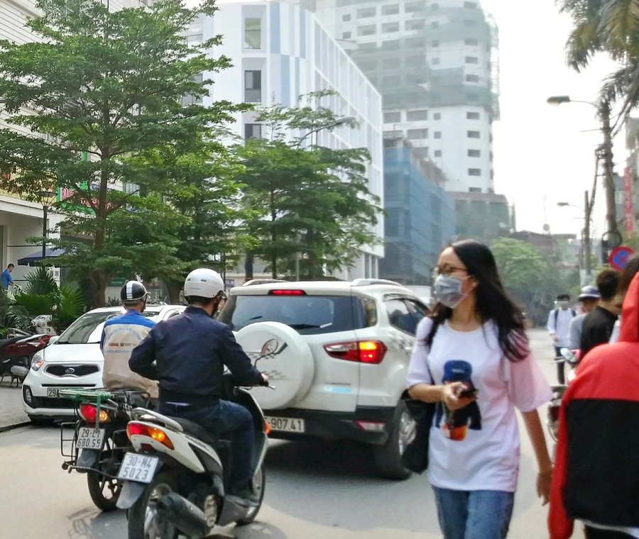 Mật độ chung cư dày đặc gây áp lực khiến tuyến đường Triều Khúc ùn tắc liên tục