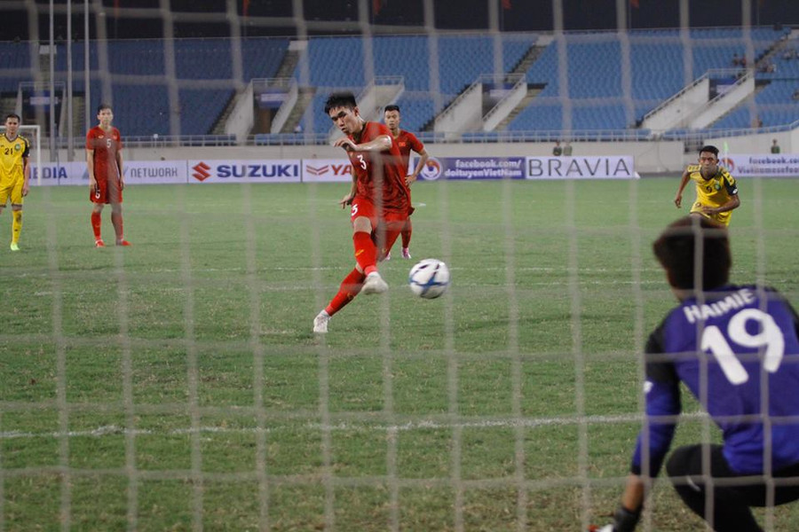 Phút 77, Aminuddin nhận thẻ đỏ trực tiếp sau pha phạm lỗi với Quang Hải, và Tấn Sinh không mắc sai lầm trên chấm 11m để mang về bàn thắng thứ 5 cho tuyển U23 Việt Nam.