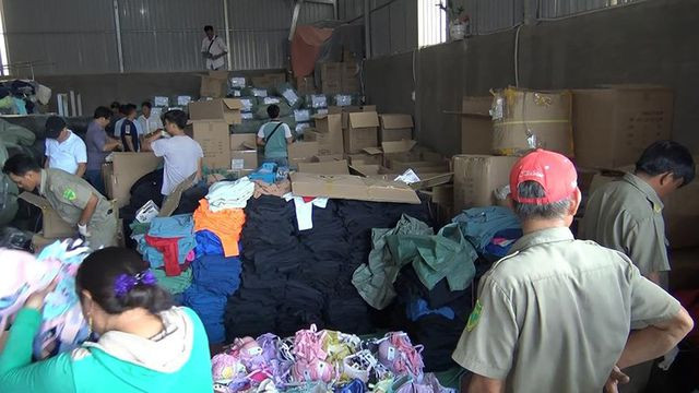 Cảnh sát khám xét kho hàng của công ty bình phong. Ảnh HT.