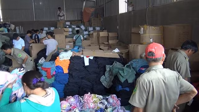 Cảnh sát khám xét kho hàng của công ty bình phong. Ảnh HT.