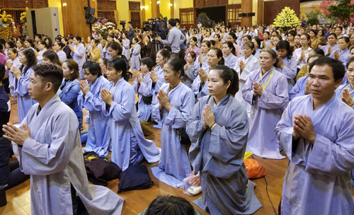 Phật tử nghe trụ trì chùa Ba Vàng thuyết giảng tối 21/3. Ảnh:Viết Tuân. Phật tử nghe trụ trì chùa Ba Vàng thuyết giảng tối 21/3. Ảnh: Viết Tuân.