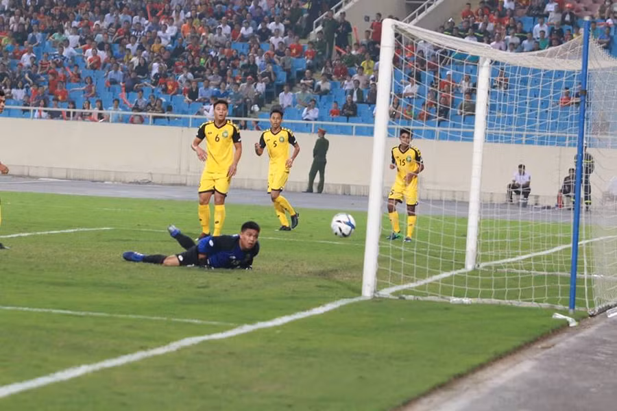 Phút thứ 24, thủ môn Basri có pha bắt bóng lóng ngóng tạo cơ hội cho Thành Chung tung cú sút ở cự ly gần nhân đôi cách biệt cho tuyển U23 Việt Nam.