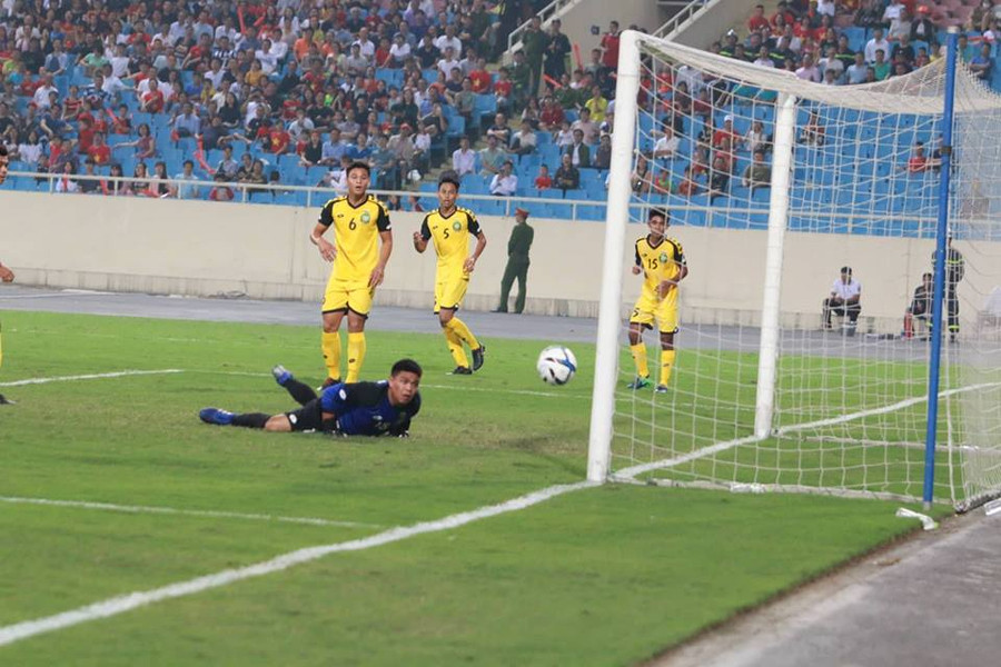 Phút thứ 24, thủ môn Basri có pha bắt bóng lóng ngóng tạo cơ hội cho Thành Chung tung cú sút ở cự ly gần nhân đôi cách biệt cho tuyển U23 Việt Nam.
