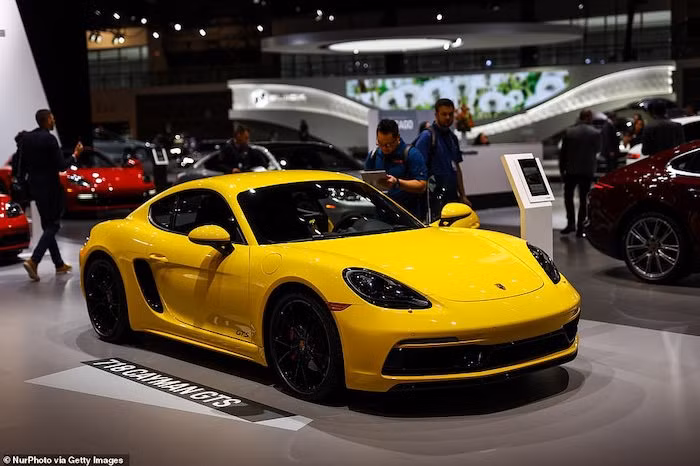 Một chiếc Porsche 718 Cayman GTS được trưng bày tại Triển lãm ô tô Chicago tháng trước