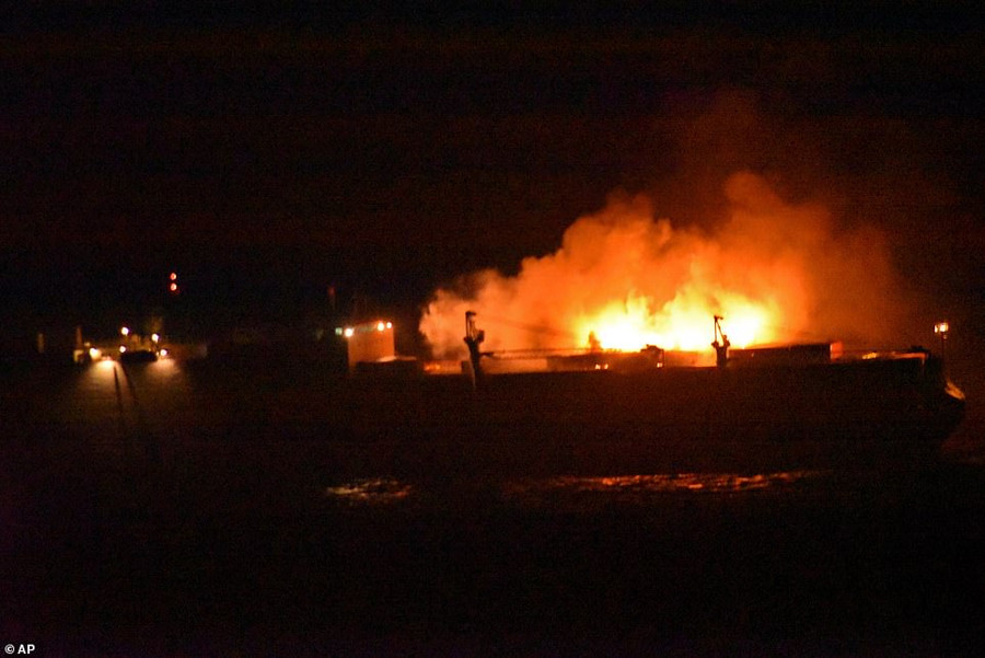 Con tàu đã bốc cháy và chìm, mang theo hàng chục chiếc siêu xe. Con tàu đã bốc cháy và chìm, mang theo hàng chục chiếc siêu xe.