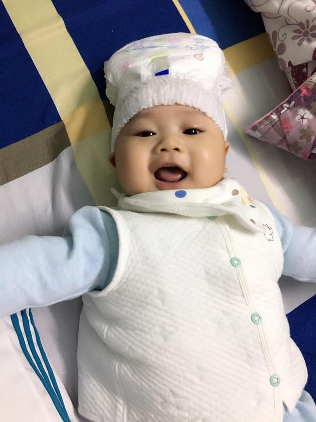 Khi bố đóng bỉm cho con ảnh 2 Bỉm được ông chồng dùng giữ ấm đầu trẻ.
