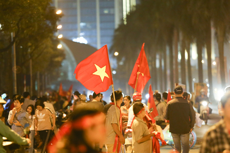 Cờ, băng rôn... trước khu vực cổng vào sân Mỹ Đình.