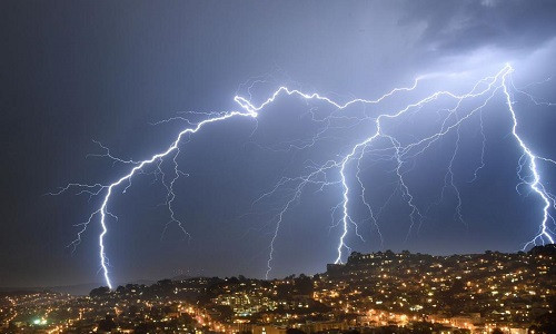 Cơn giông mạnh nhất trong lịch sử, điện thế 1,3 tỷ volt ảnh 1 Lượt hạt muon dưới cơn giông giúp các nhà khoa học tính toán điện thế của nó. Ảnh: Science Library.