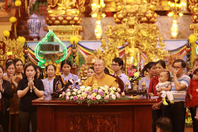 Bệnh viện Bạch Mai chưa liên hệ được với bác sĩ nói chuyện ở chùa Ba Vàng - Ảnh 2. Bệnh viện Bạch Mai chưa liên hệ được với bác sĩ nói chuyện ở chùa Ba Vàng - Ảnh 2.