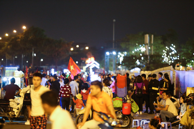 Cho dù 20h trận đấu mới diễn ra nhưng ngay từ chập tối, nhiều người hâm mộ đã đổ về sân Mỹ Đình để cổ vũ trận ra quân đầu tiên của đội tuyển Việt Nam tại vòng loại U23 châu Á 2020.