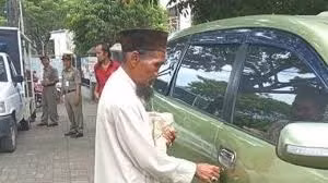 Ông lão ăn xin xe hơi khiến dân mạng "nổi sóng"